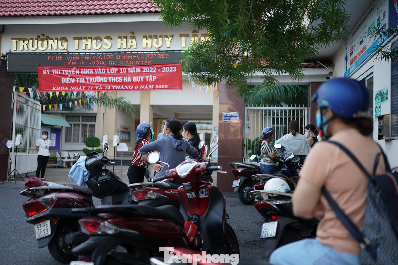 Dự kiến ngày 24/6, Sở GD&amp;ĐT TPHCM sẽ công bố kết quả thi. Ngày 27/6, điểm chuẩn tuyển sinh lớp 10 chuyên, tích hợp và kết quả tuyển thẳng sẽ được công bố. Ngày 11/7, Sở GD&amp;ĐT TPHCM sẽ công bố điểm chuẩn và danh sách học sinh trúng tuyển vào lớp 10 của các trường THPT năm học 2022-2023.