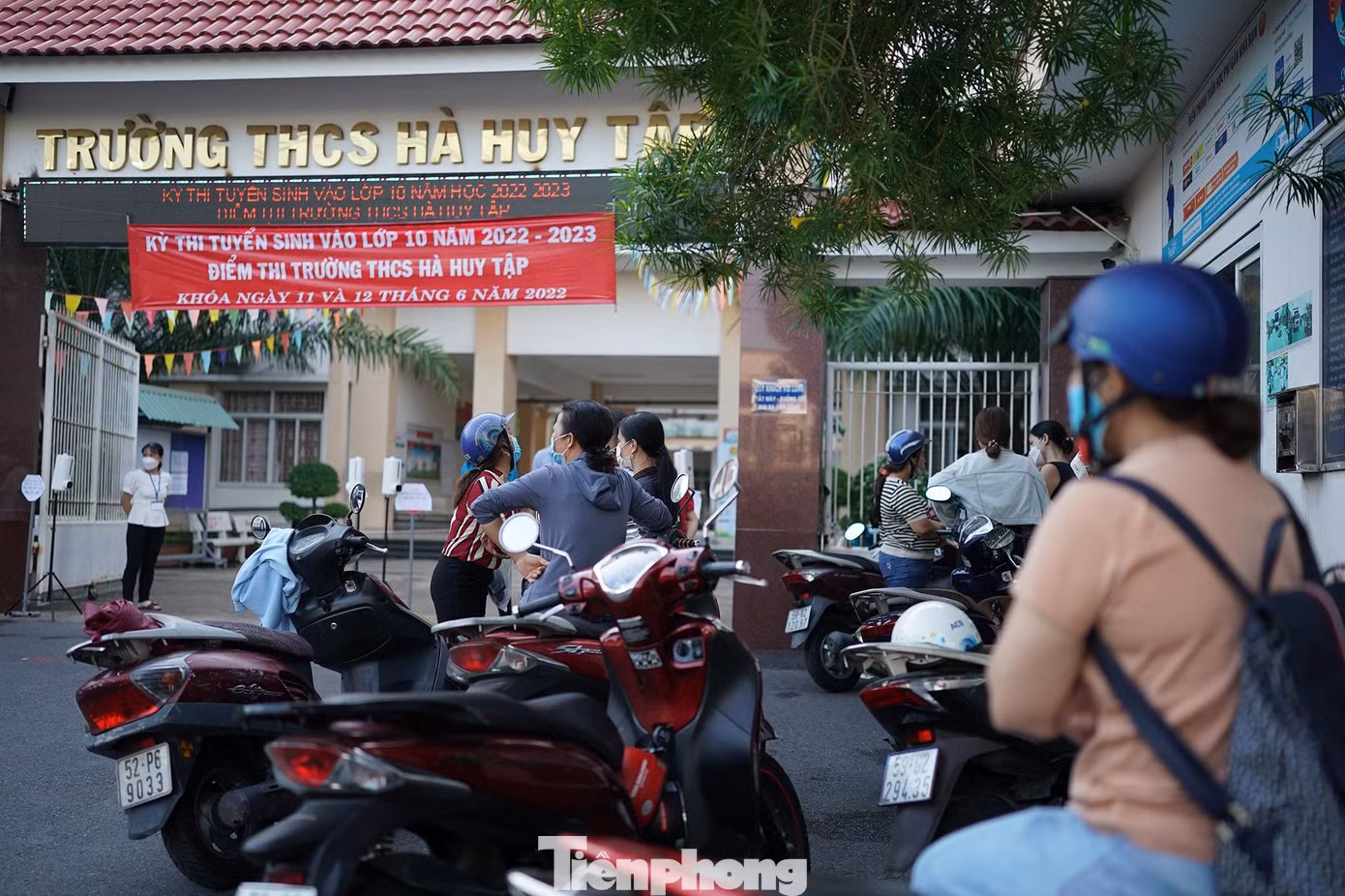 Dự kiến ngày 24/6, Sở GD&amp;ĐT TPHCM sẽ công bố kết quả thi. Ngày 27/6, điểm chuẩn tuyển sinh lớp 10 chuyên, tích hợp và kết quả tuyển thẳng sẽ được công bố. Ngày 11/7, Sở GD&amp;ĐT TPHCM sẽ công bố điểm chuẩn và danh sách học sinh trúng tuyển vào lớp 10 của các trường THPT năm học 2022-2023.