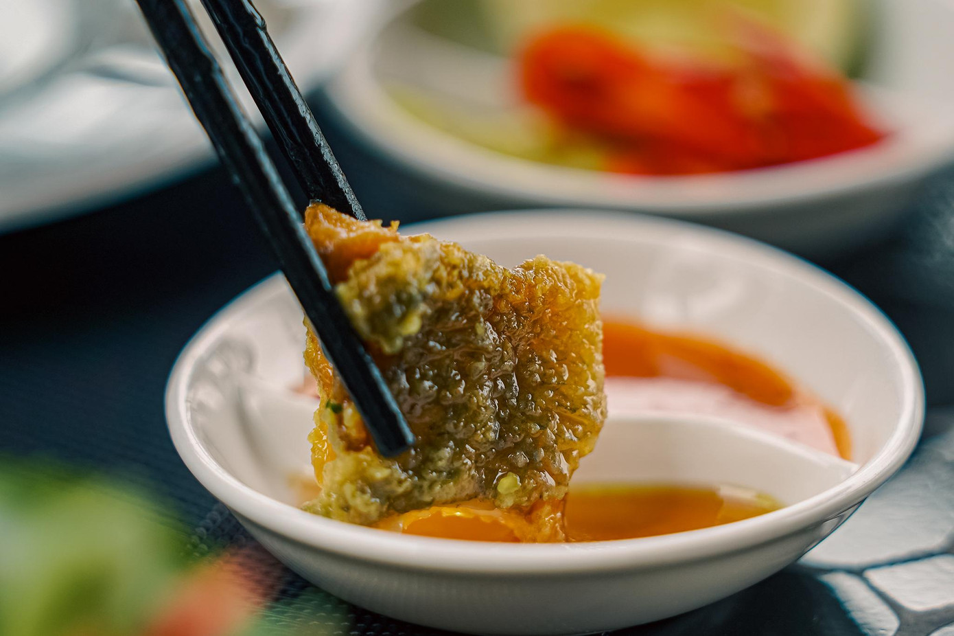 Theo bếp trưởng, thịt cá rô trong món bún ăn ngon nhất với nước mắm mặn và tương ớt Bắc.