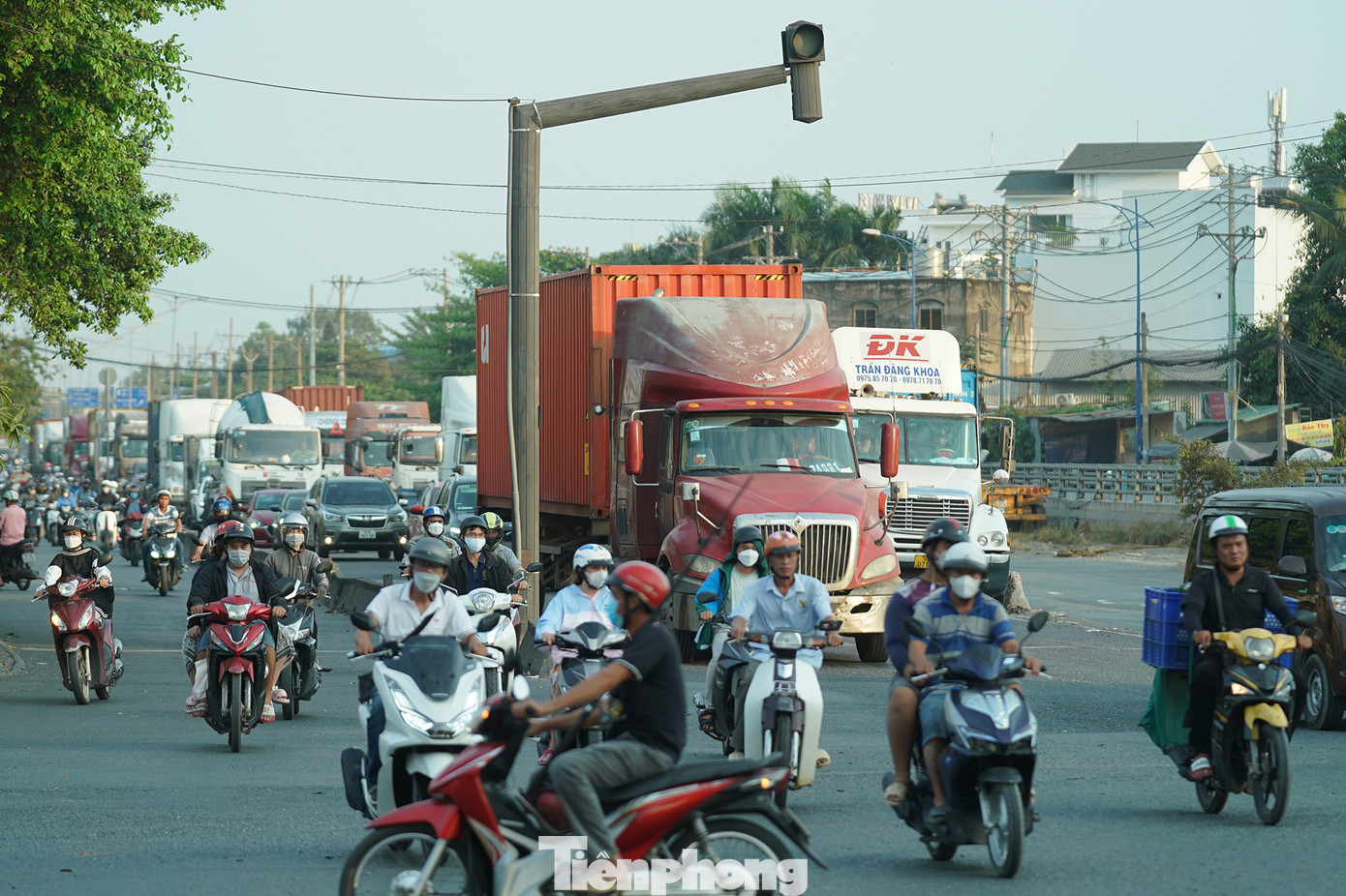 Dòng xe máy di chuyển vượt đèn, lấn làn...khiến tình hình giao thông tại đây không trật tự.