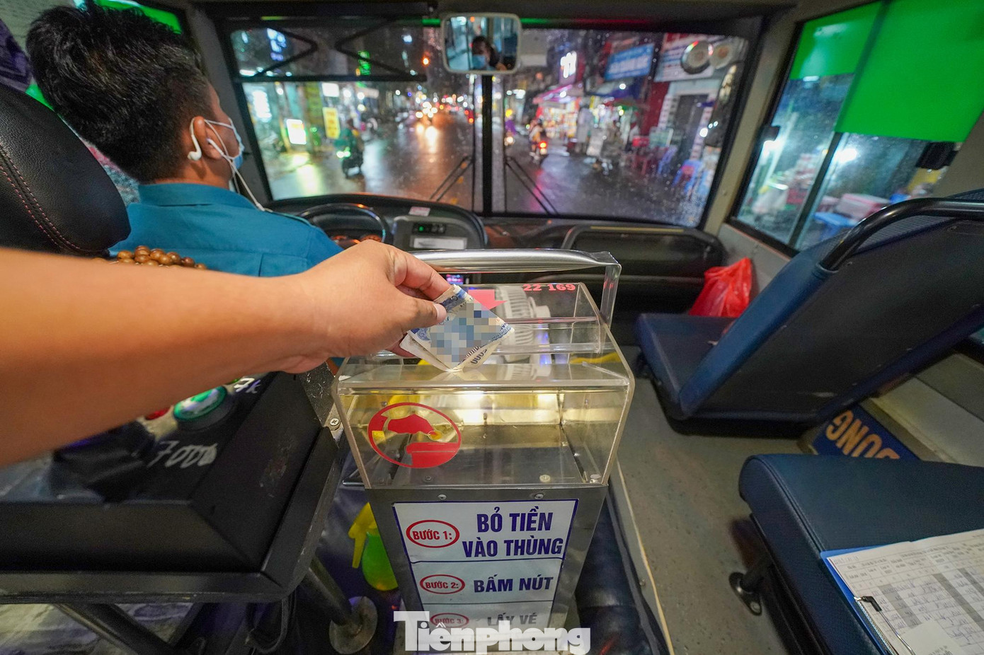 Nhiều vấn đề an toàn, an ninh trên xe buýt vẫn chưa được đảm bảo. Cụ thể, tuyến 91, theo phản ánh của nhiều hành khách trạm chỗ bệnh viện Ung Bướu và Lăng ông Bà Chiểu móc túi rất nhiều, các đối tượng này chỉ đi một trạm rồi xuống… Tuyến này, mỗi xe chỉ có một tài xế và không có nhân viên bán vé.