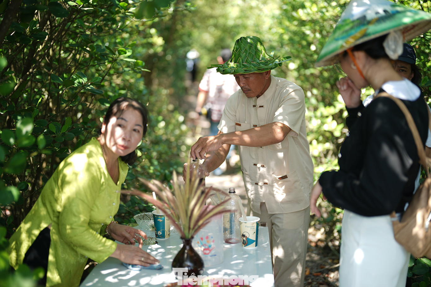 Sau khi đạp xe, du khách dừng chân tại cung đường Hiking thưởng thức món si rô của nhà cô Mười Giạ (chuyên nước mát, homestay). Tại đây, sau khi nghe giới thiệu về trái si rô và thưởng thức ly si rô mát ngọt, du khách sẽ được "tắm rừng" trong cung đường Hiking.
