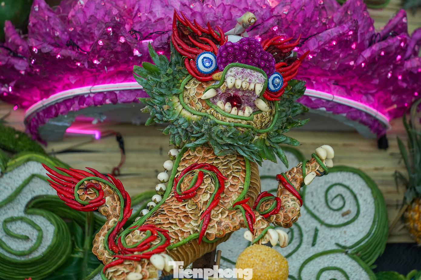 Tuy mỗi tác phẩm có diện tích hơn 20m2 nhưng từng chi tiết nhỏ như tép tỏi, quả ớt... đều được kết đính công phu, tỉ mỉ.