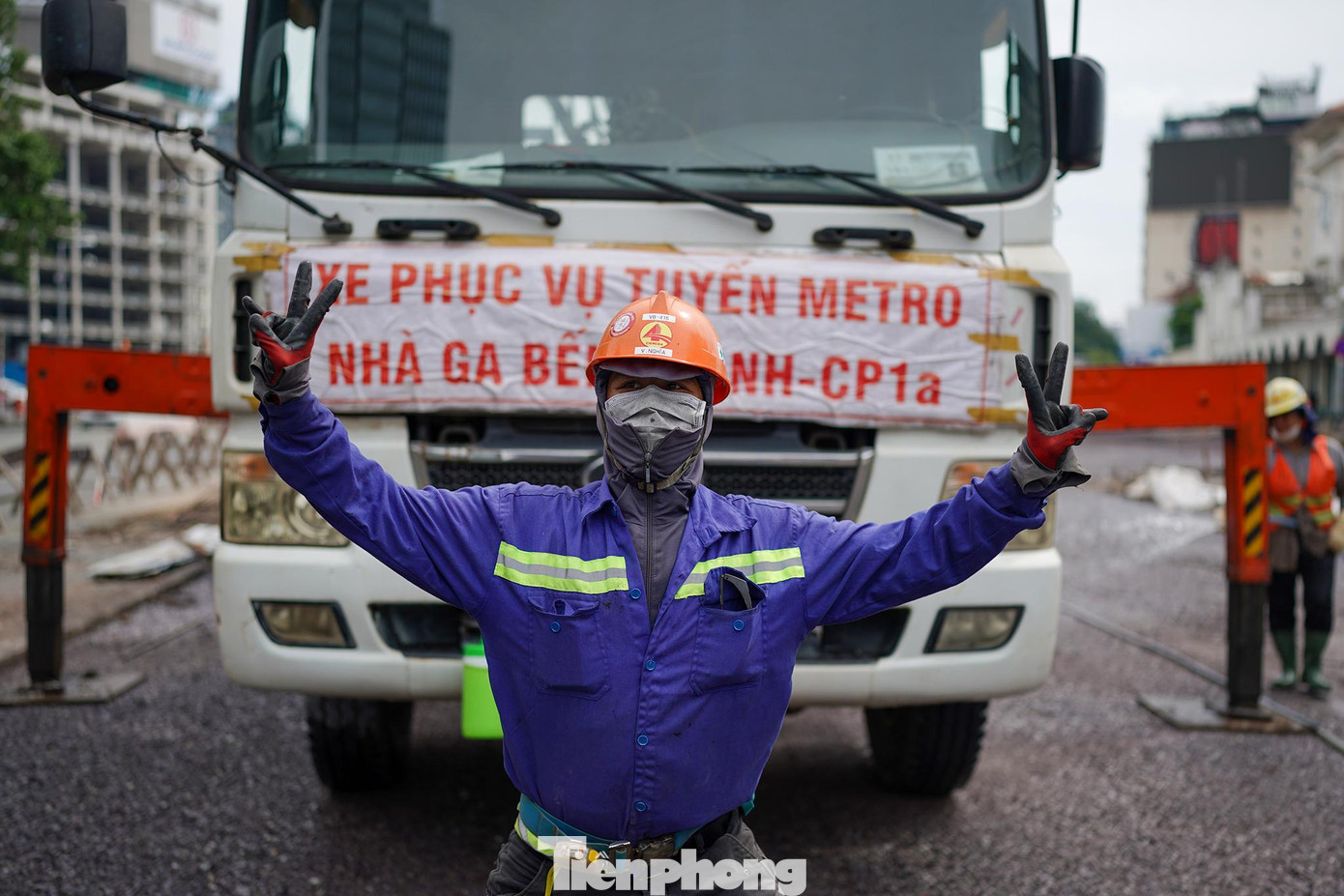 Công nhân cũng phấn khởi khi trả lại không gian cho con đường đẹp, gắn liền với lịch sử hình thành thành phố.