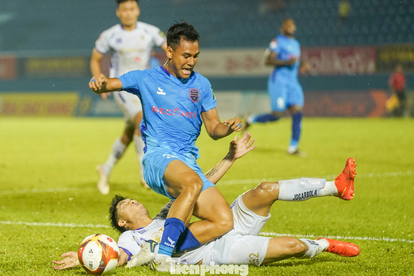 Những phút cuối chứng kiến nỗ lực của B.Bình Dương. Trong đó, Tiến Linh có một pha hãm bóng bằng ngực rồi dứt điểm đầy uy lực bằng chân trái ngay trước khu 16m50 nhưng đưa bóng vọt xà ngang cầu môn Hà Nội FC. Những phút cuối chứng kiến nỗ lực của B.Bình Dương. Trong đó, Tiến Linh có một pha hãm bóng bằng ngực rồi dứt điểm đầy uy lực bằng chân trái ngay trước khu 16m50 nhưng đưa bóng vọt xà ngang cầu môn Hà Nội FC.