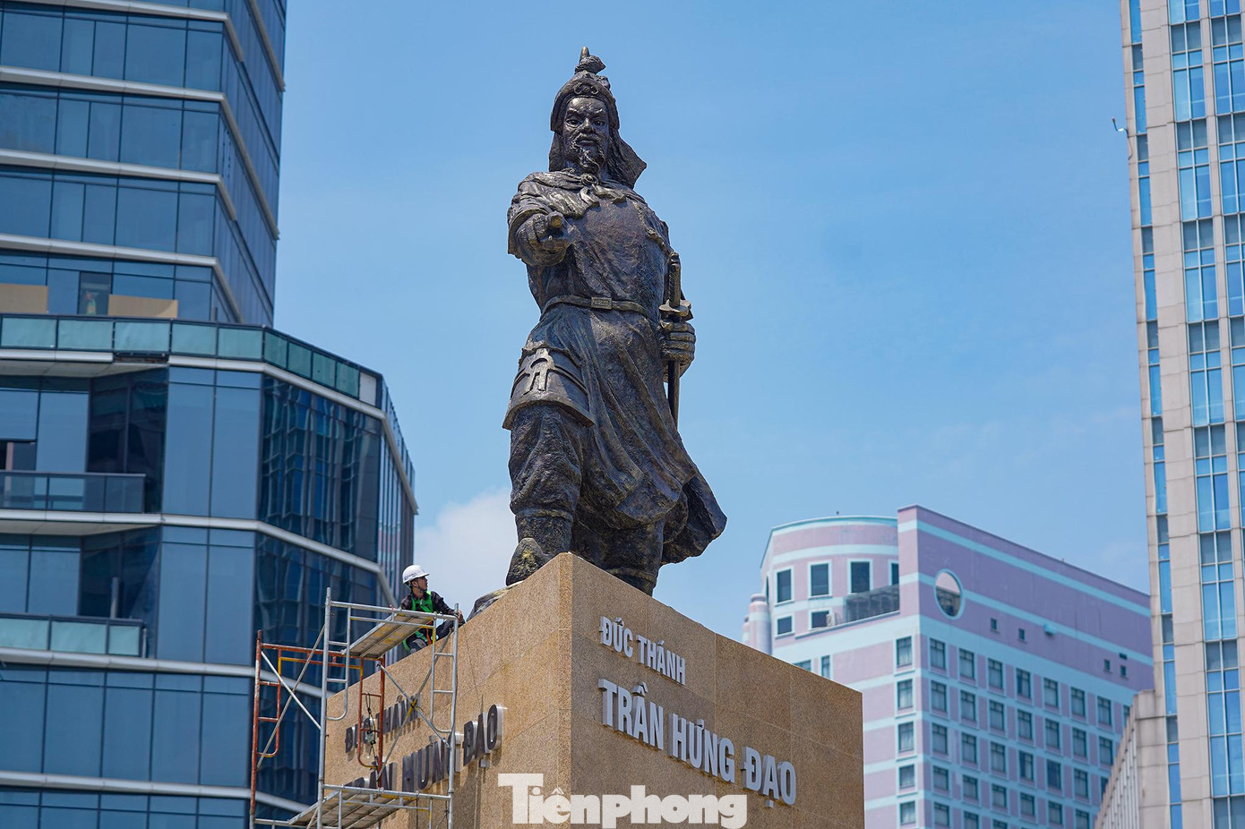 Tượng Trần Hưng Đạo cao gần 6m, đứng trên một bục lăng trụ tam giác cao khoảng 10m. Được thiết kế theo hình tượng lưu truyền trong sử sách, tướng quân ra trận chỉ tay xuống dòng sông. Hình ảnh bức tượng oai phong đã ghi dấu trong lòng nhiều thế hệ người dân thành phố và có nhiều phiên bản được dựng lại nhiều nơi trong và ngoài nước. Tượng Trần Hưng Đạo cao gần 6m, đứng trên một bục lăng trụ tam giác cao khoảng 10m. Được thiết kế theo hình tượng lưu truyền trong sử sách, tướng quân ra trận chỉ tay xuống dòng sông. Hình ảnh bức tượng oai phong đã ghi dấu trong lòng nhiều thế hệ người dân thành phố và có nhiều phiên bản được dựng lại nhiều nơi trong và ngoài nước.