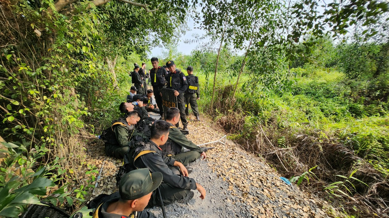 Sau hơn 48 giờ kể từ lúc phát hiện tung tích nghi phạm sát hại nữ nhân viên quán cà phê ở huyện Hóc Môn (TPHCM) để cướp tài sản, lực lượng chức năng xác định khu vực nghi phạm có khả năng lẩn trốn là một cánh đồng rộng hàng trăm hecta, cây cối mọc um tùm, rậm rạp thuộc xã Lương Hòa (huyện Bến Lức, Long An).