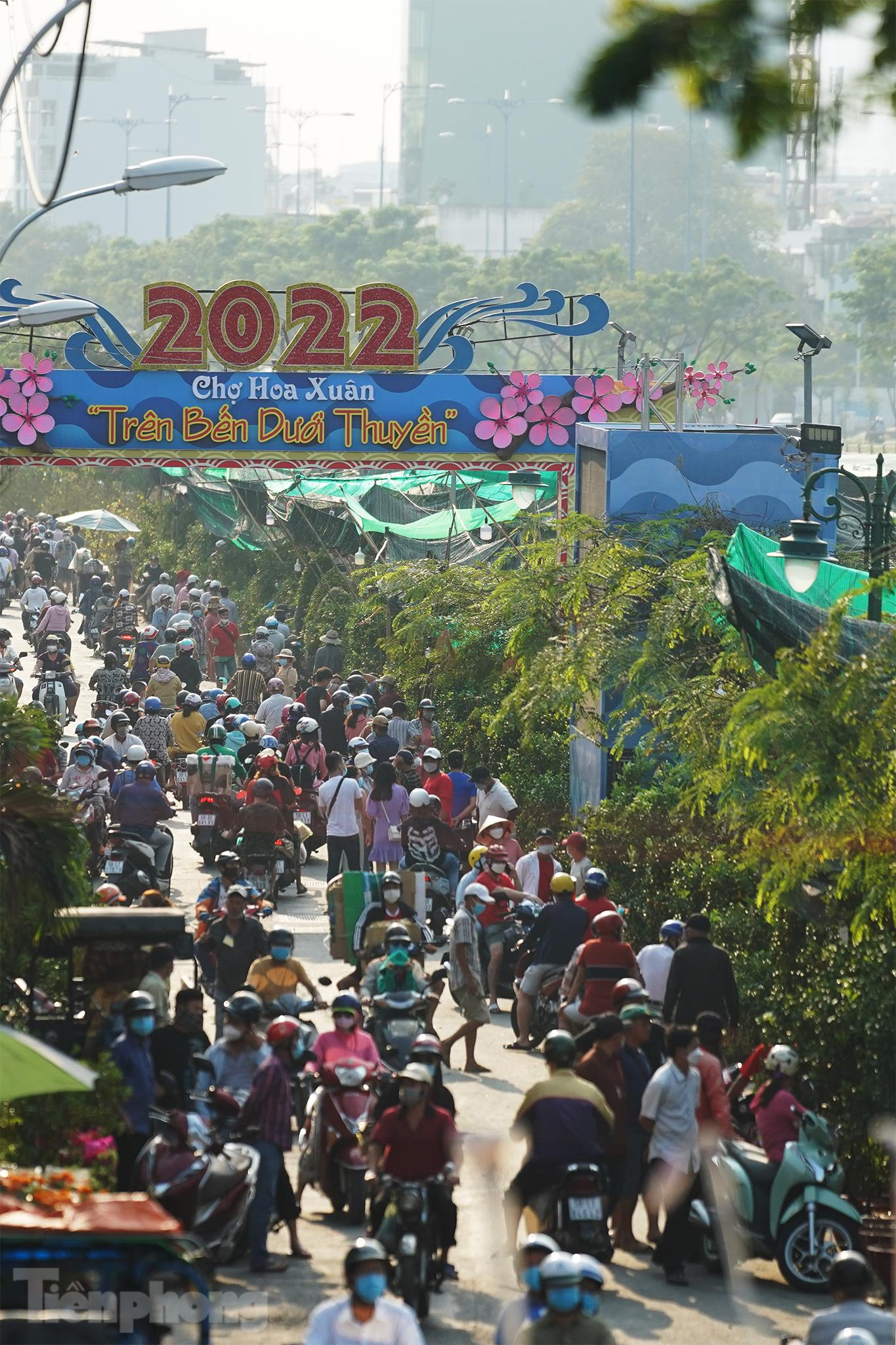 Chợ hoa Xuân 'Trên bến dưới thuyền' Tết Nhâm Dần năm 2022 được tổ chức trên lề kênh Tàu Hủ - Bến Nghé, tuyến đường Bến Bình Đông (P.13, P.14, Q.8) ghi nhận không khí xôm tụ từ hai ngày qua.