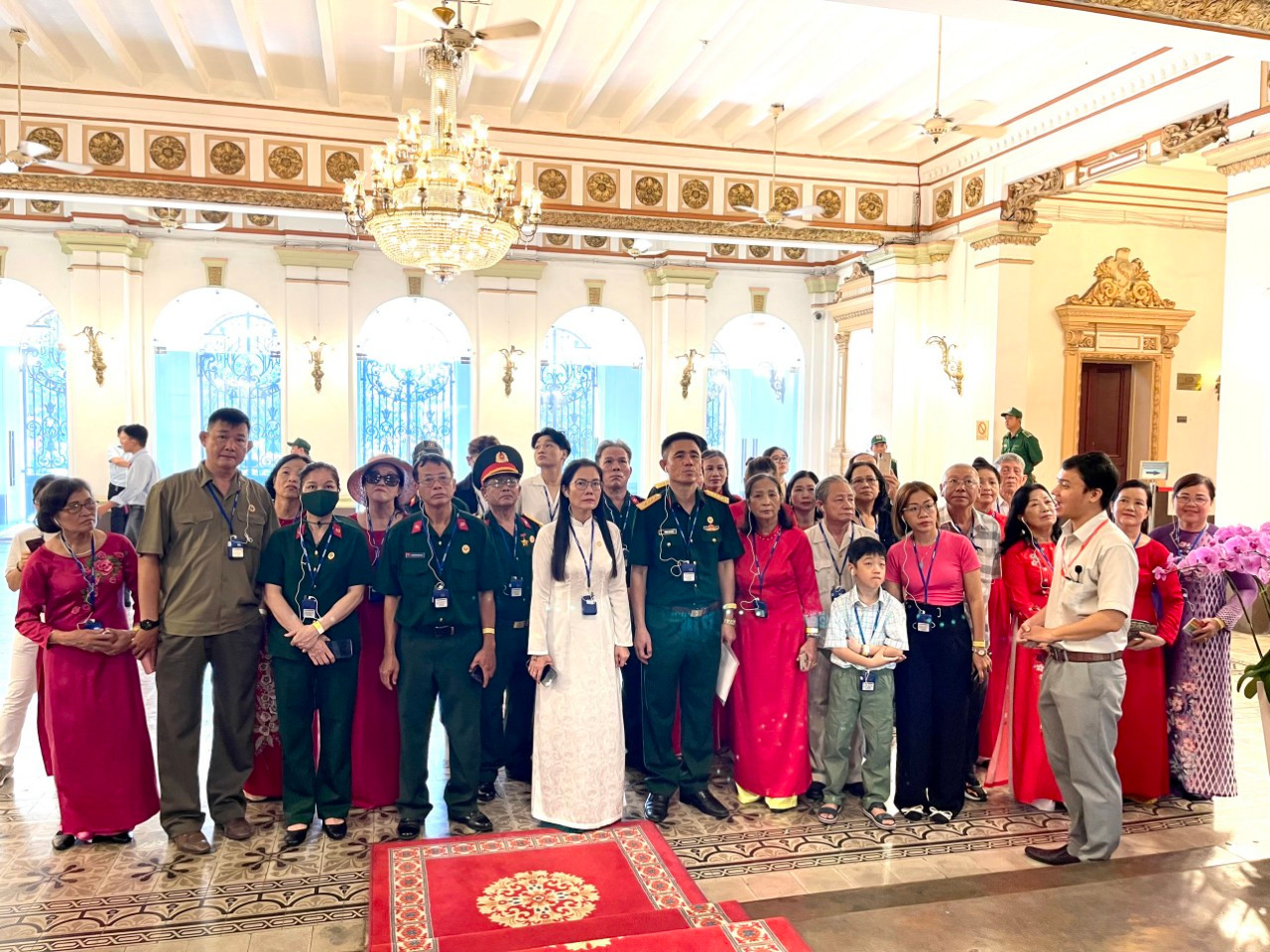 &quot;Cột cờ trên đỉnh của toà nhà nhìn từ phố đi bộ Nguyễn Huệ. Công trình lấy hình mẫu từ tòa thị chính ở Paris theo phong cách Phục Hưng, thiết kế theo dạng lầu chuông đúc cao - kiểu kiến trúc phổ biến ở miền Bắc nước Pháp. Phần chính giữa là tháp nhọn nhô cao, hai bên có hai tầng mái cân đối. Điểm nhấn mặt tiền là lầu chuông đúc cao, có gắn đồng hồ cùng nhiều phù điêu đắp nổi...&quot; - Hướng dẫn viên thông tin đến các du khách.