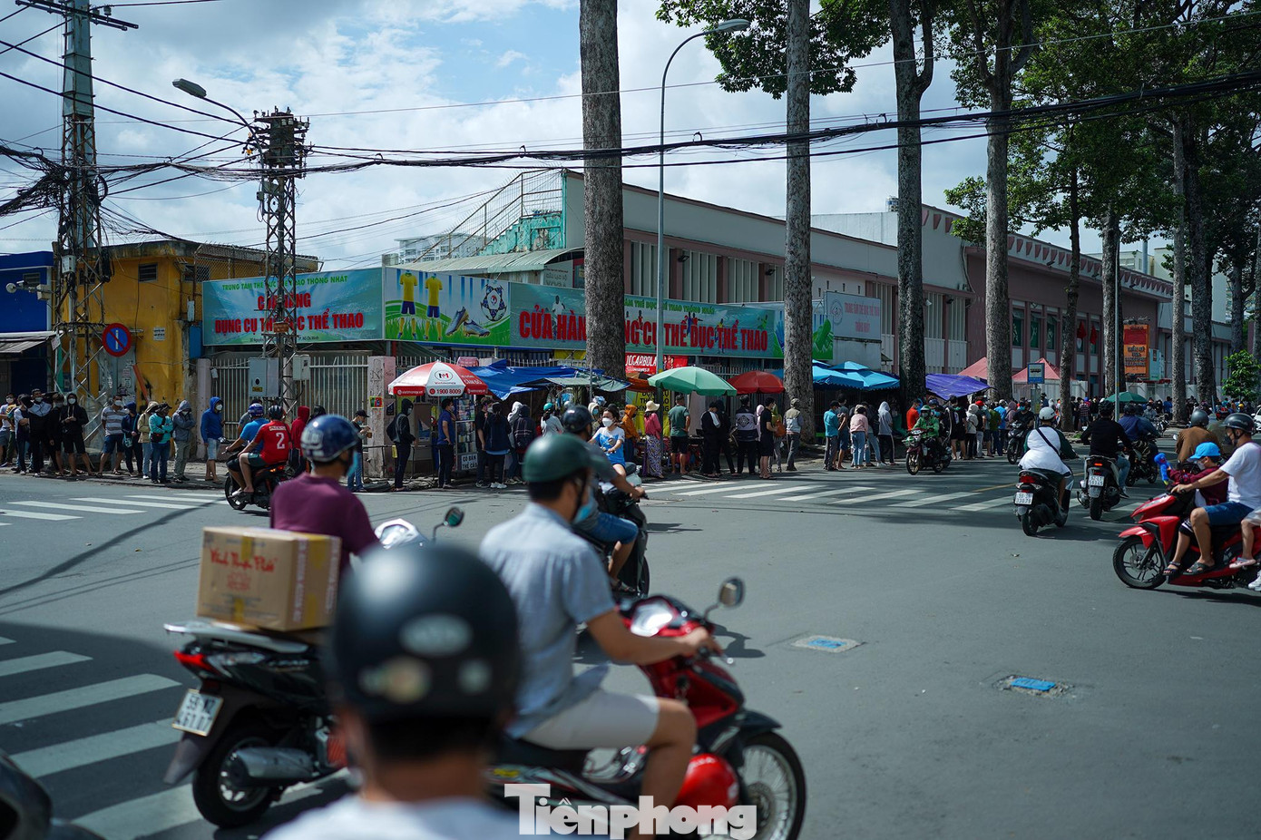 Thời điểm khoảng 8h sáng 29/5, hàng dài người dân xếp hàng vòng quanh sân vận động Thống Nhất chờ mua vé xem đội tuyển Việt Nam đá.