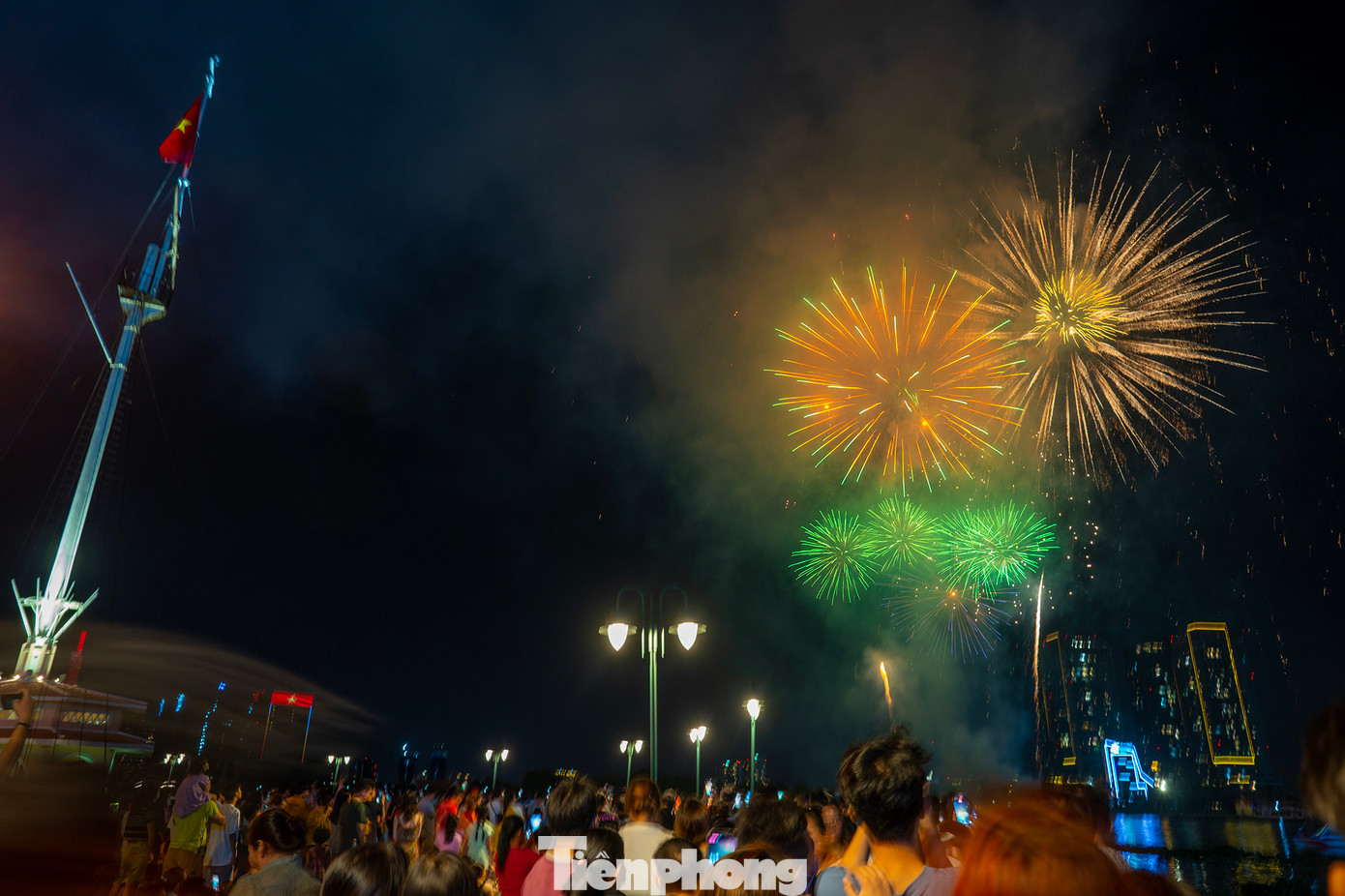 Từ 20h đến 21h30, đường Tôn Đức Thắng đoạn từ Công trường Mê Linh đến cầu Khánh Hội, cùng một số đoạn đường, cầu quanh khu vực bắn pháo hoa cũng cấm xe để tạo điều kiện cho người dân và du khách thưởng thức pháo hoa. Từ 20h đến 21h30, đường Tôn Đức Thắng đoạn từ Công trường Mê Linh đến cầu Khánh Hội, cùng một số đoạn đường, cầu quanh khu vực bắn pháo hoa cũng cấm xe để tạo điều kiện cho người dân và du khách thưởng thức pháo hoa.