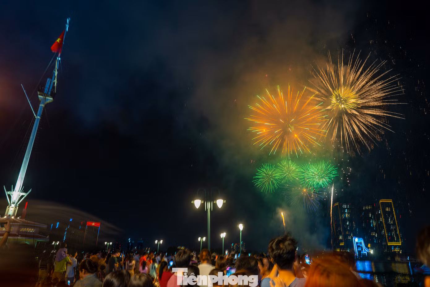 Từ 20h đến 21h30, đường Tôn Đức Thắng đoạn từ Công trường Mê Linh đến cầu Khánh Hội, cùng một số đoạn đường, cầu quanh khu vực bắn pháo hoa cũng cấm xe để tạo điều kiện cho người dân và du khách thưởng thức pháo hoa. Từ 20h đến 21h30, đường Tôn Đức Thắng đoạn từ Công trường Mê Linh đến cầu Khánh Hội, cùng một số đoạn đường, cầu quanh khu vực bắn pháo hoa cũng cấm xe để tạo điều kiện cho người dân và du khách thưởng thức pháo hoa.