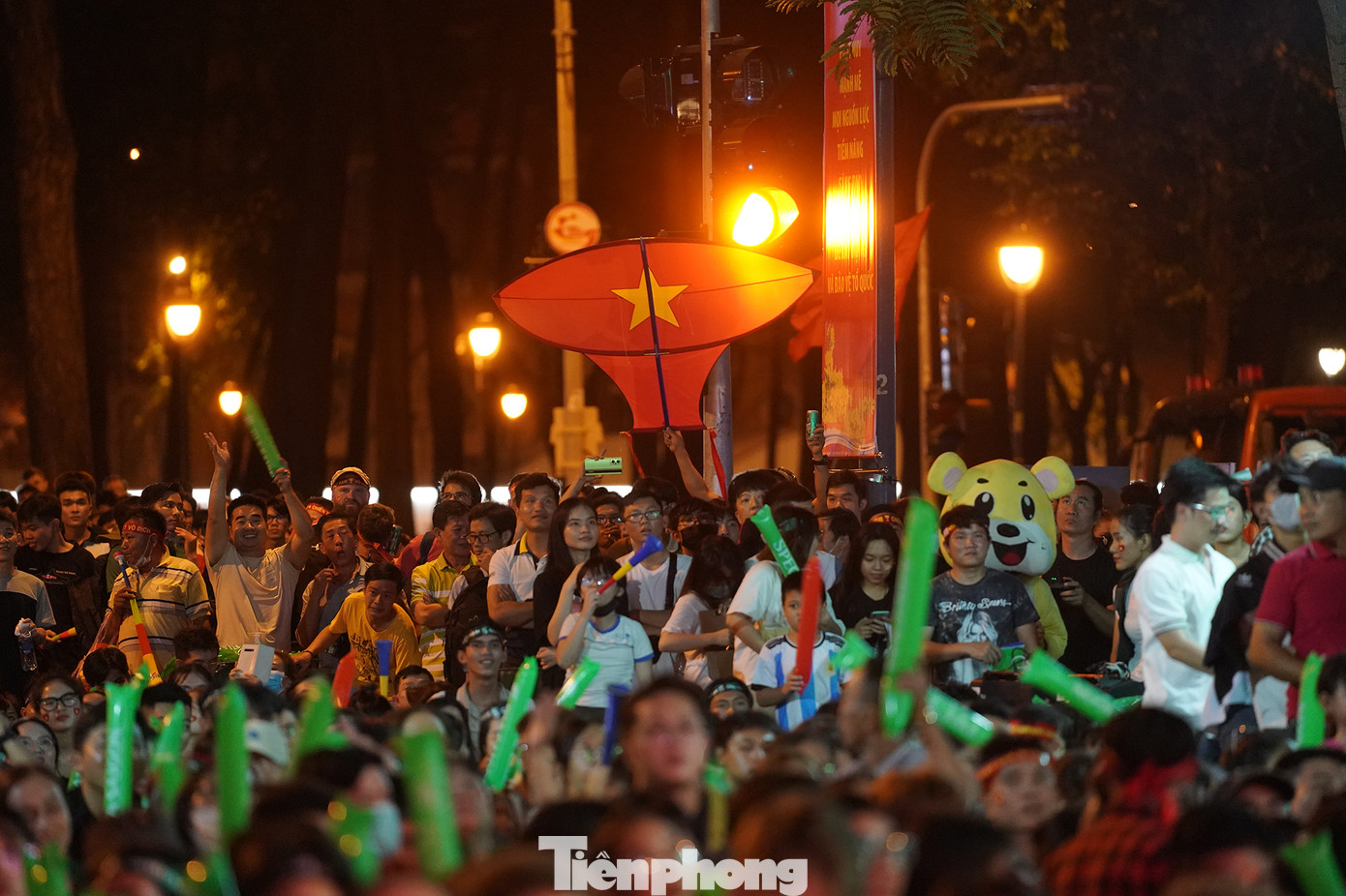 Hình ảnh chiếc diều ngộ nghĩnh xuất hiện cổ vũ đội tuyển Việt Nam. Hình ảnh chiếc diều ngộ nghĩnh xuất hiện cổ vũ đội tuyển Việt Nam.