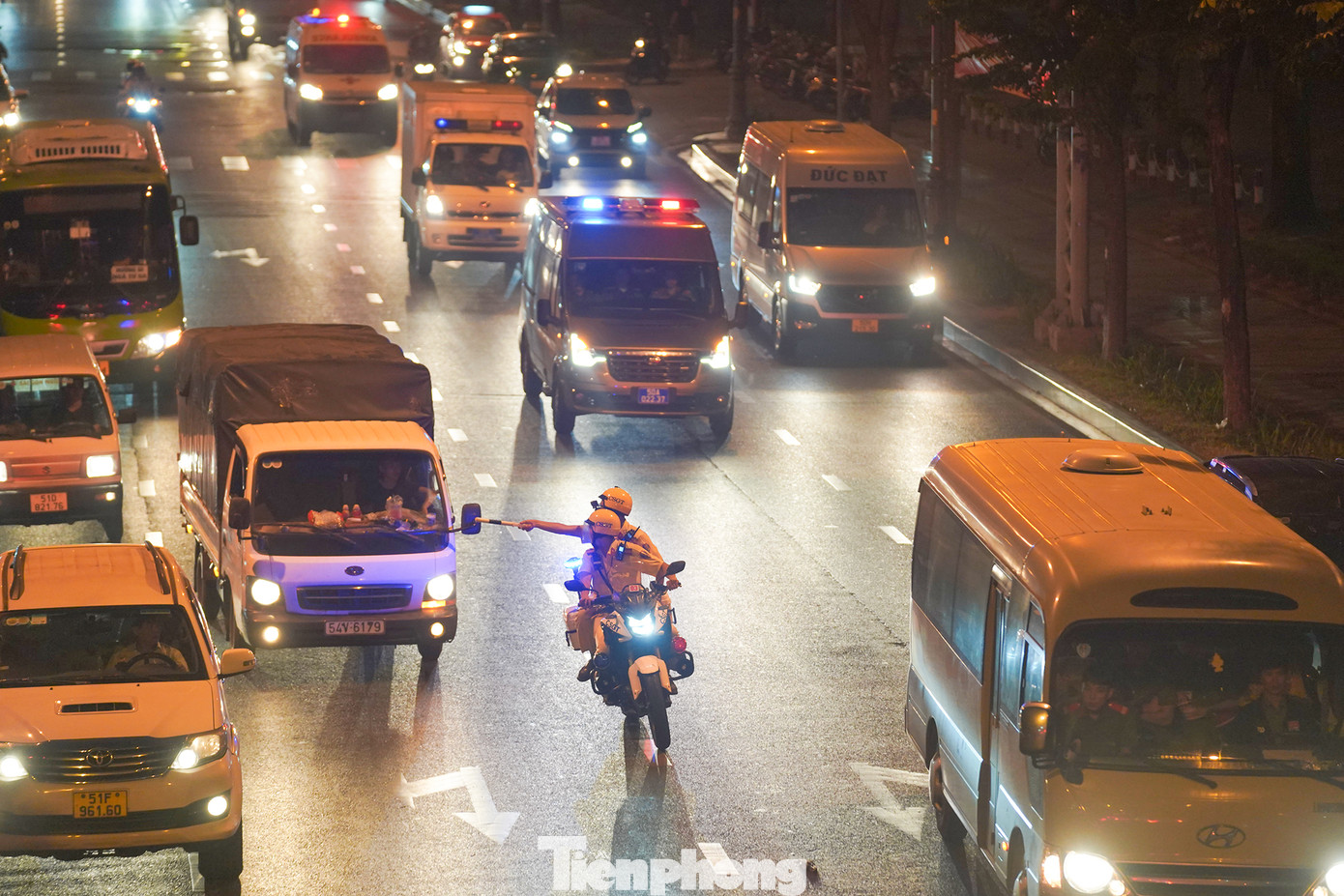 Vào các ngày trong tuần, khoảng 6 giờ sáng, hàng chục xe chở phạm nhân vụ án Vạn Thịnh Phát xuất hiện hàng dài trên trục đường hướng từ trại giam về TAND TPHCM.