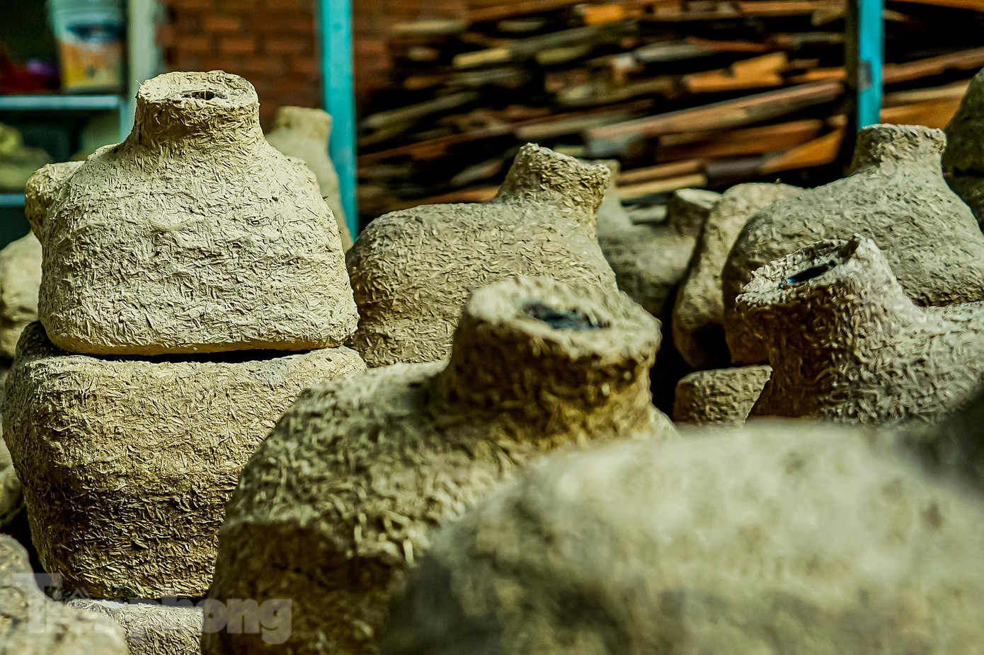 Khuôn sẽ được phơi khô trước khi mang đi đổ đồng vào bên trong. Khuôn sẽ được phơi khô trước khi mang đi đổ đồng vào bên trong.