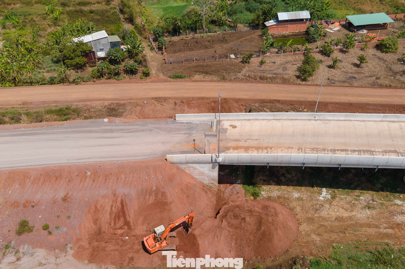 Hệ thống cầu vượt, đường dẫn ra, vào cao tốc của nút giao này đang được thi công.