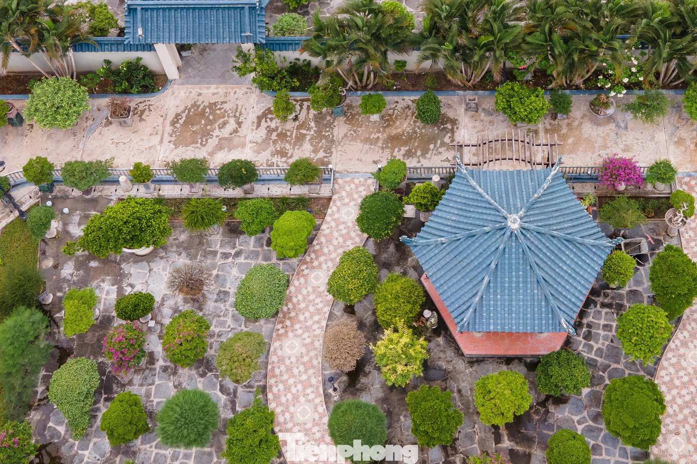 Bên trong khu vườn rộng lớn này có các công trình xây dựng theo kiến trúc Nhật Bản và là nơi trưng bày nhiều loại bon sai, cây cảnh giá trị.