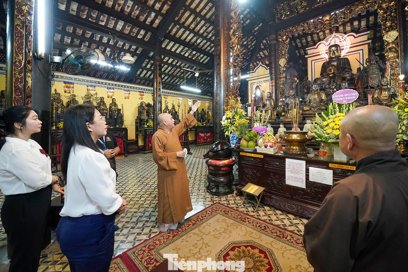 Chính điện Tổ đình Giác Lâm với kiểu nhà dân gian truyền thống một gian hai chái, bốn cột chính hay còn gọi là tứ trụ. Bên trong điện khá rộng và sâu, có 56 cột to hơn vòng tay người ôm màu nâu sẫm. Cột nào cũng được chạm khắc câu đối, thiếp vàng công phu. Giữa các hàng cột là các cửa võng, cũng được thiếp vàng, chạm trổ và trang trí kiểu truyền thống như tứ linh, tứ quý, hoa điểu....