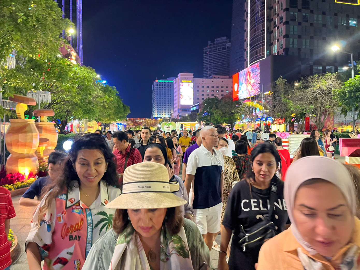 Thời tiết mát mẻ rất phù hợp với không khí du xuân, thưởng lãm hoa. Thời tiết mát mẻ rất phù hợp với không khí du xuân, thưởng lãm hoa.