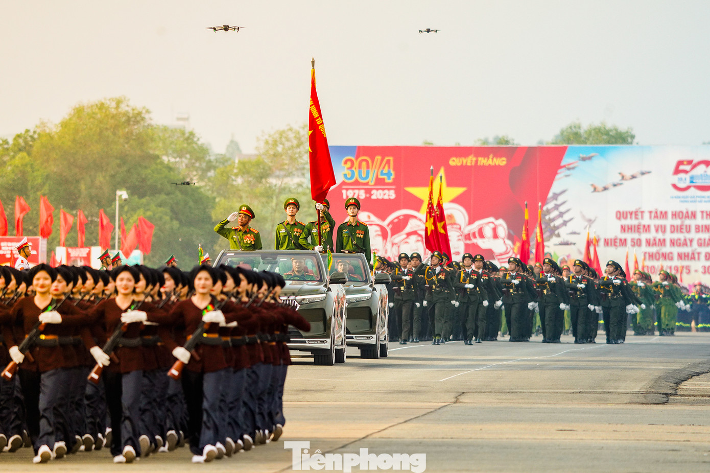 Tại Trung đoàn không quân 935, Sư đoàn Không quân 370 Quân chủng Phòng không - Không quân, Tiểu ban Diễu binh diễu hành tổ chức tổng hợp luyện lần hai các lực lượng vũ trang tham gia diễu binh diễu hành Lễ Kỷ niệm 50 năm Ngày Giải phóng miền Nam, thống nhất đất nước.