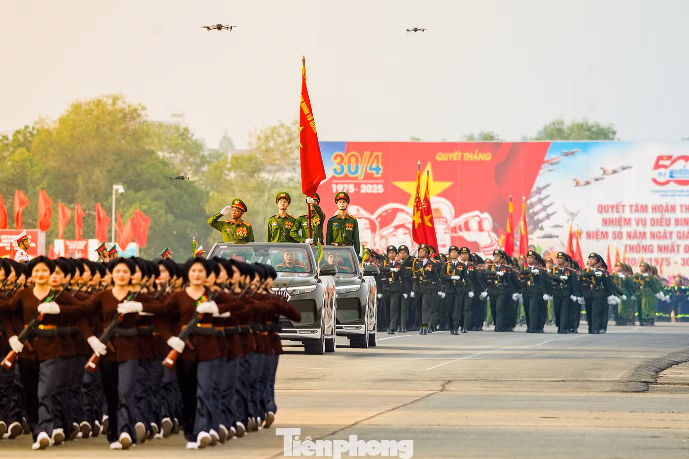 Tại Trung đoàn không quân 935, Sư đoàn Không quân 370 Quân chủng Phòng không - Không quân, Tiểu ban Diễu binh diễu hành tổ chức tổng hợp luyện lần hai các lực lượng vũ trang tham gia diễu binh diễu hành Lễ Kỷ niệm 50 năm Ngày Giải phóng miền Nam, thống nhất đất nước.