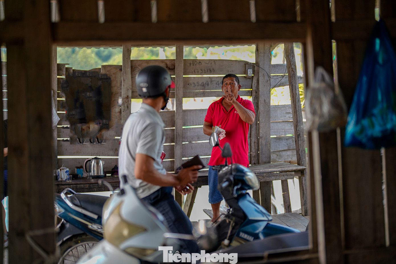 Cầu gỗ Miếu Ông Cọp không chỉ là trục đường giao thông chính cho người dân đi lại mà còn thu hút nhiều du khách đến tham quan và chụp ảnh check-in. Mỗi lượt qua lại, người dân đi xe đạp chỉ trả 3.000 đồng, xe máy 4.000 đồng.