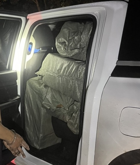 Chiếc ô tô và tang vật trong xe. Chiếc ô tô và tang vật trong xe.