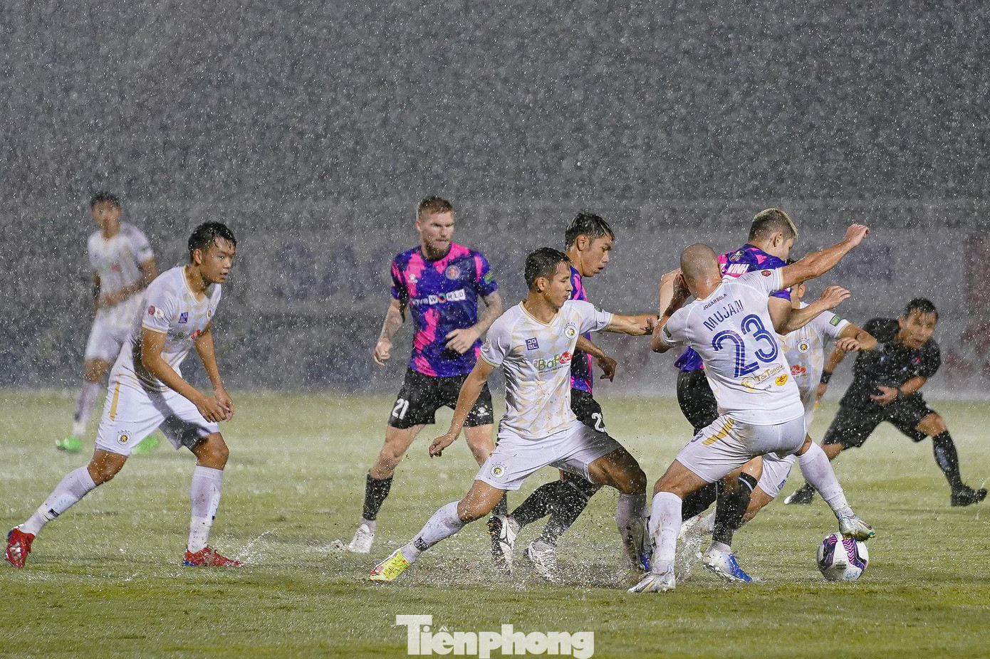 Cơn mưa lớn tối 13/9 khiến Hà Nội không thể triển khai lối chơi phối hợp ngắn, ban bật tấn công quen thuộc. Cơn mưa lớn tối 13/9 khiến Hà Nội không thể triển khai lối chơi phối hợp ngắn, ban bật tấn công quen thuộc.