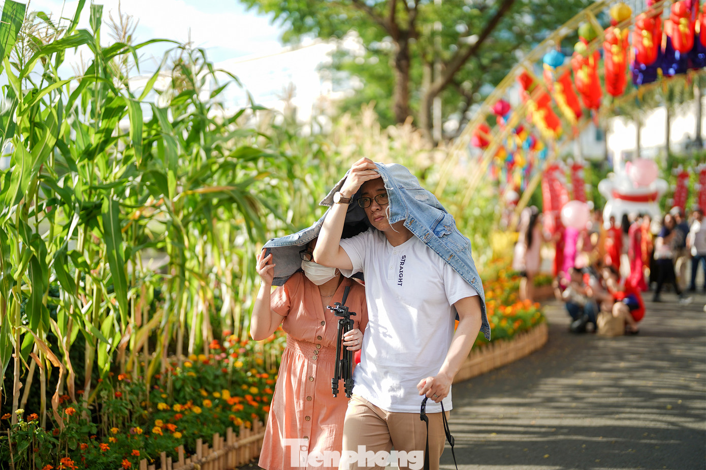 Nhiều bạn trẻ phải tận dụng hết các vật dụng mang theo để che nắng.