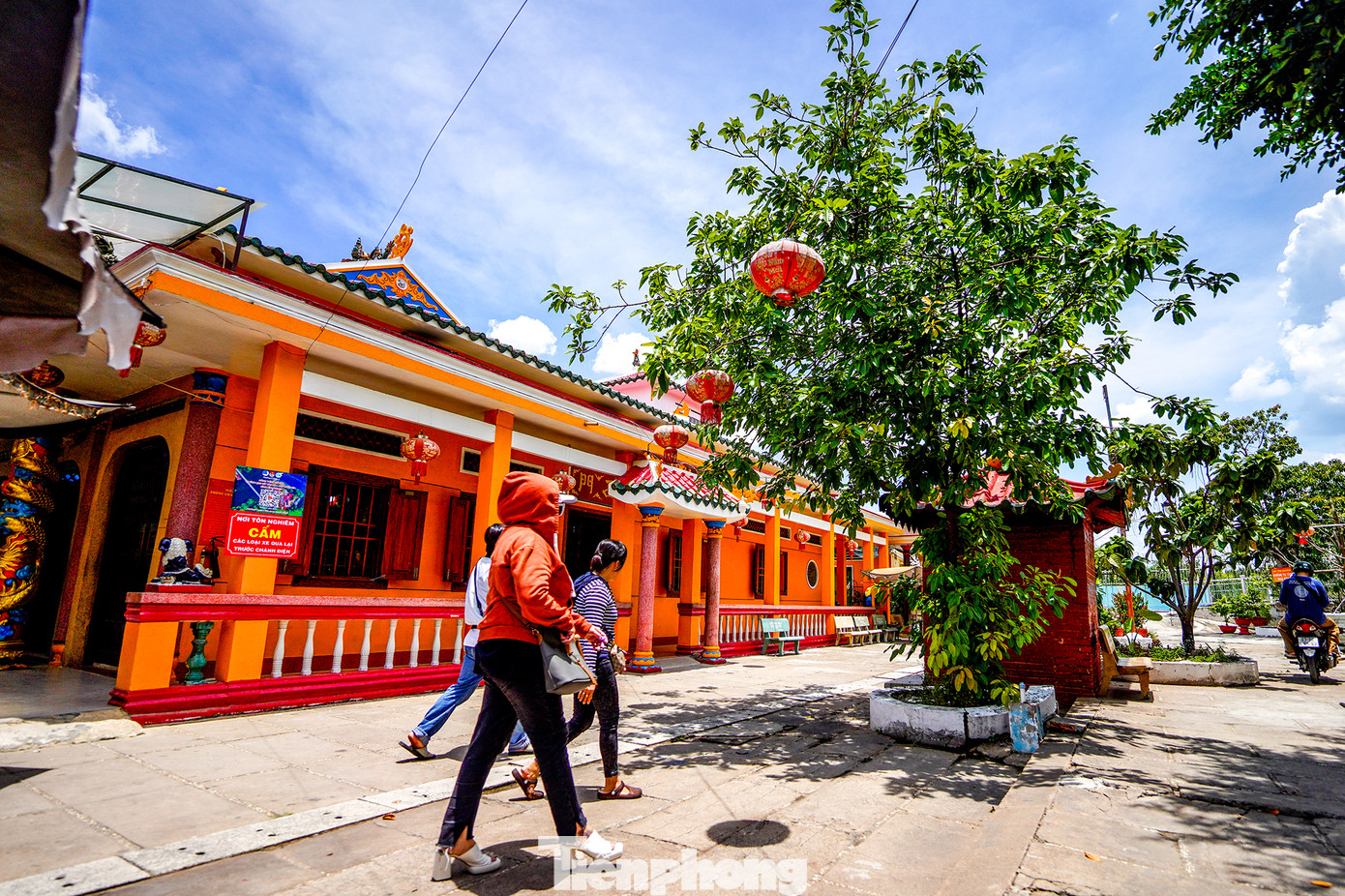 Đình gồm Võ ca và Chánh điện nằm giữa, hai bên có Đông và Tây lang, bên cạnh là nhà Nghĩa Từ. Khoảng sân đình rộng được trồng nhiều cây xanh với 3 cổng vào đều hướng ra bờ kênh.