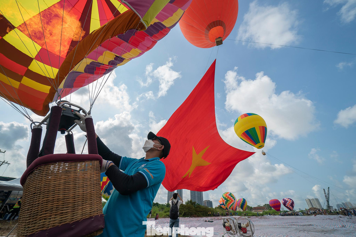 Ngoài chương trình kéo đại kỳ trên sông Sài Gòn, TPHCM cũng tổ chức chương trình biểu diễn nghệ thuật tại TP Thủ Đức và các quận 12, Bình Tân, Tân Phú, huyện Bình Chánh, Hóc Môn, Củ Chi, Nhà Bè, Cần Giờ vào ngày 1-2/9. Cùng với đó, từ 19/8 đến 4/9, triển lãm kỷ niệm các ngày lễ lớn được tổ chức tại Công viên Tượng đài Chủ tịch Hồ Chí Minh và đường Nguyễn Huệ, đường Đồng Khởi (đối diện Công viên Chi Lăng)...