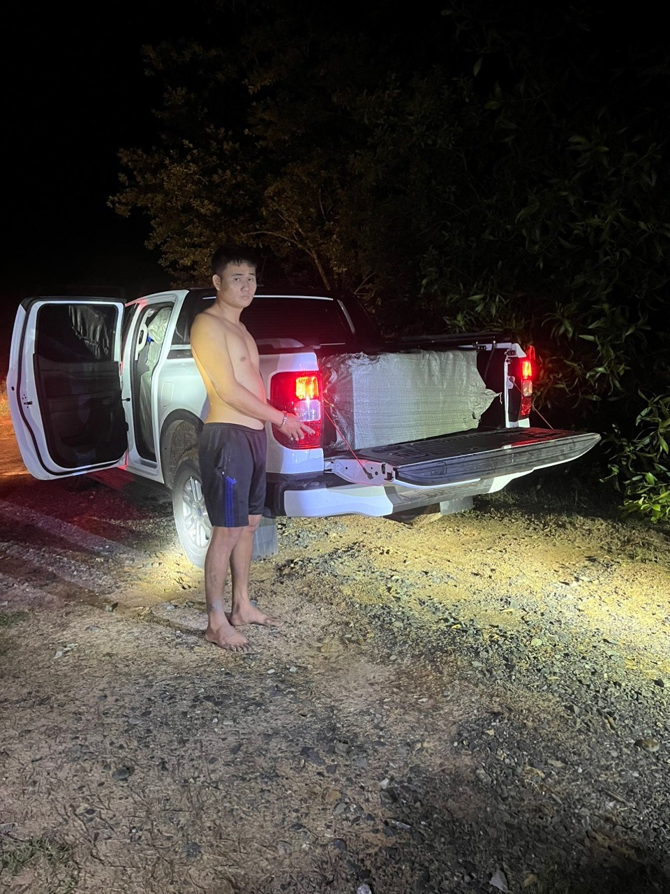 Không chỉ trong xe, phần thùng sau xe bán tải cũng phát hiện nhiều tang vật.