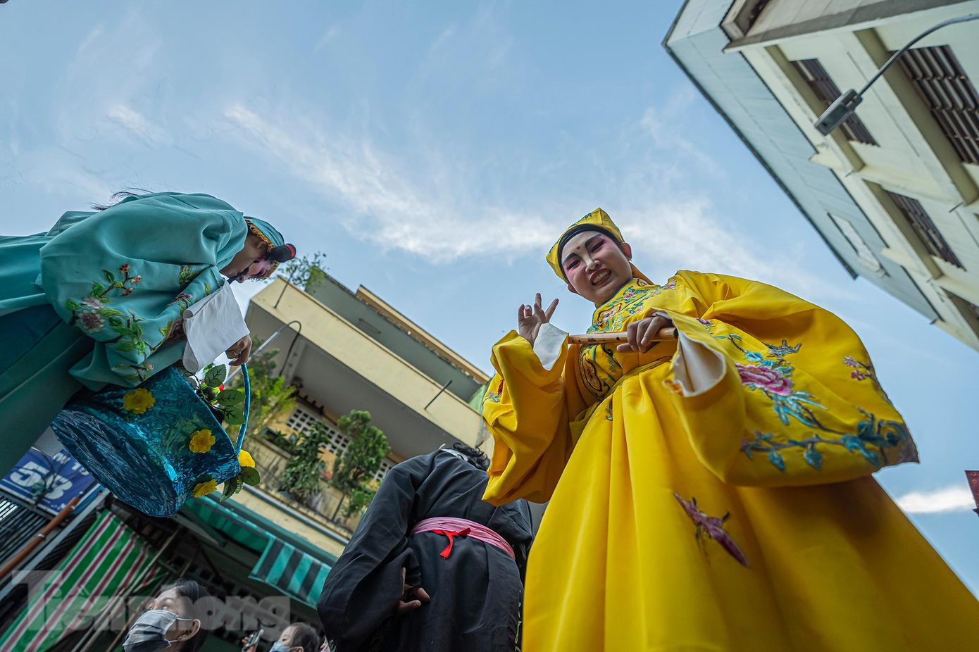 Nhịp sống trở lại bình thường, các diễn viên cũng khá phấn khởi. Nhịp sống trở lại bình thường, các diễn viên cũng khá phấn khởi.