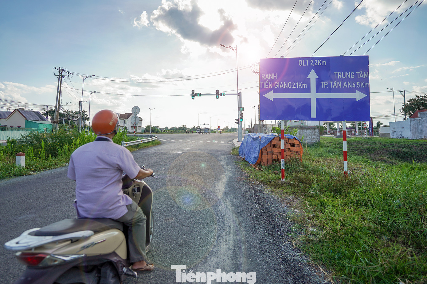Dự án đường Vành đai TP Tân An có chiều dài khoảng 23 km, mặt đường rộng 33m, điểm đầu giao với ngã tư Mỹ Phú (huyện Thủ Thừa), điểm cuối tại nút giao đường Quốc lộ 1 và ĐT 833 (Tp. Tân An). Tổng vốn đầu tư trên 1.500 tỷ đồng. Đây là một trong ba công trình trọng điểm theo Nghị quyết Đại hội Đảng bộ tỉnh Long An lần thứ X, nhiệm kỳ 2015-2020.