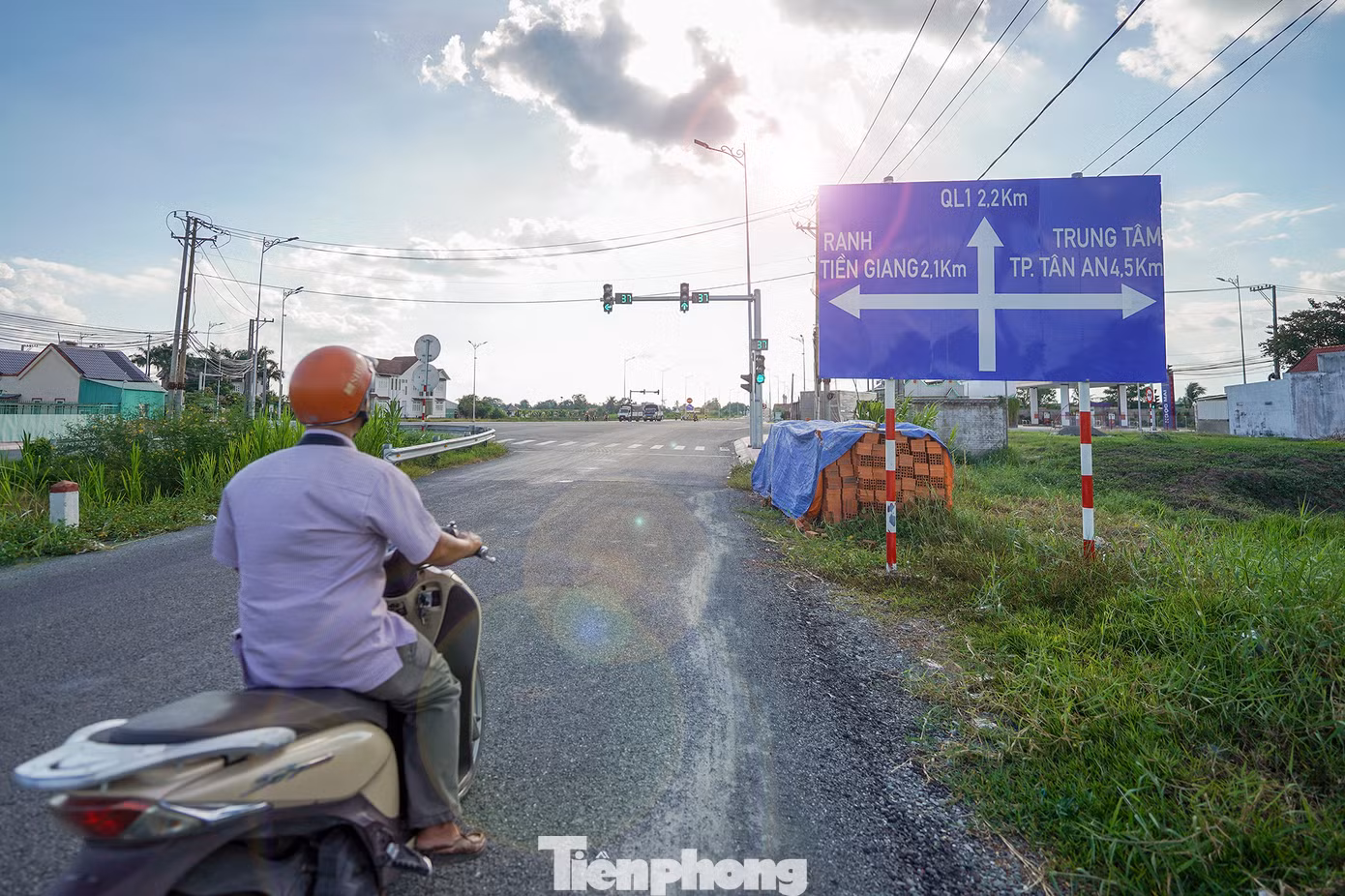 Dự án đường Vành đai TP Tân An có chiều dài khoảng 23 km, mặt đường rộng 33m, điểm đầu giao với ngã tư Mỹ Phú (huyện Thủ Thừa), điểm cuối tại nút giao đường Quốc lộ 1 và ĐT 833 (Tp. Tân An). Tổng vốn đầu tư trên 1.500 tỷ đồng. Đây là một trong ba công trình trọng điểm theo Nghị quyết Đại hội Đảng bộ tỉnh Long An lần thứ X, nhiệm kỳ 2015-2020.