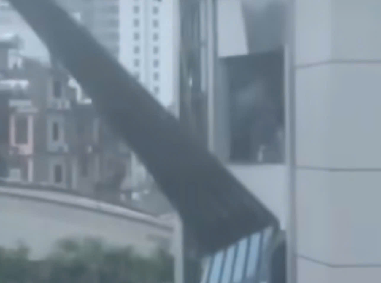 Hình ảnh lan truyền trên mạng xã hội về một công trình kính bị hư hại hoàn toàn trong cơn bão Yagi. (Ảnh: internet)