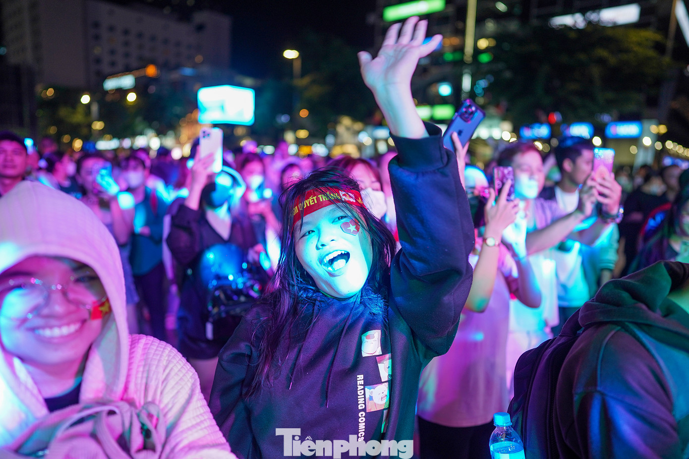 Từ 18h, hàng ngàn người hâm mộ đã có mặt khuấy động không khí cổ vũ đội tuyển bóng đá nữ Việt Nam tranh tài trận chung kết với Myanmar.