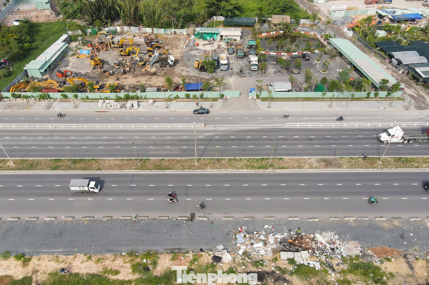 Do vậy đoạn trước khu chế xuất, từ đường Huỳnh Tấn Phát đến Nguyễn Thị Thập, dài hơn hai km được mở rộng từ 6 lên 10 làn xe. Công trình khởi công cuối năm ngoái, do Công ty TNHH phát triển Phú Mỹ Hưng làm chủ đầu tư.