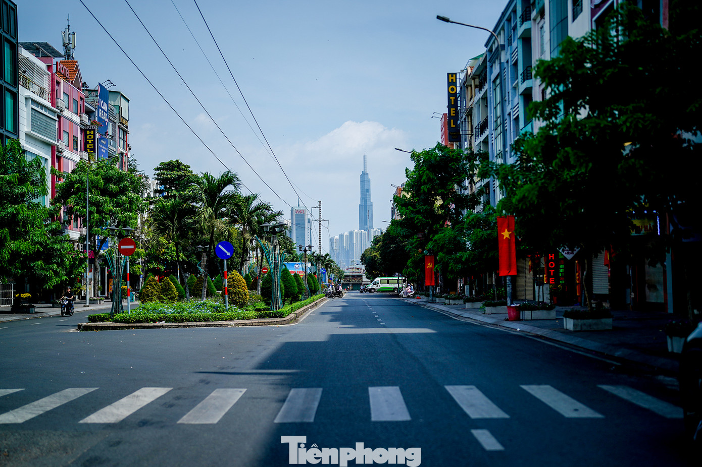 Con đường "ẩm thực thế giới" Phan Xích Long chỉ lác đác những quán ăn lớn mở cửa, các hàng quán nhỏ đều "tập trung" đón Tết. Những ngày này, đi tìm được một quán ăn ưng ý là điều không hề đơn giản.