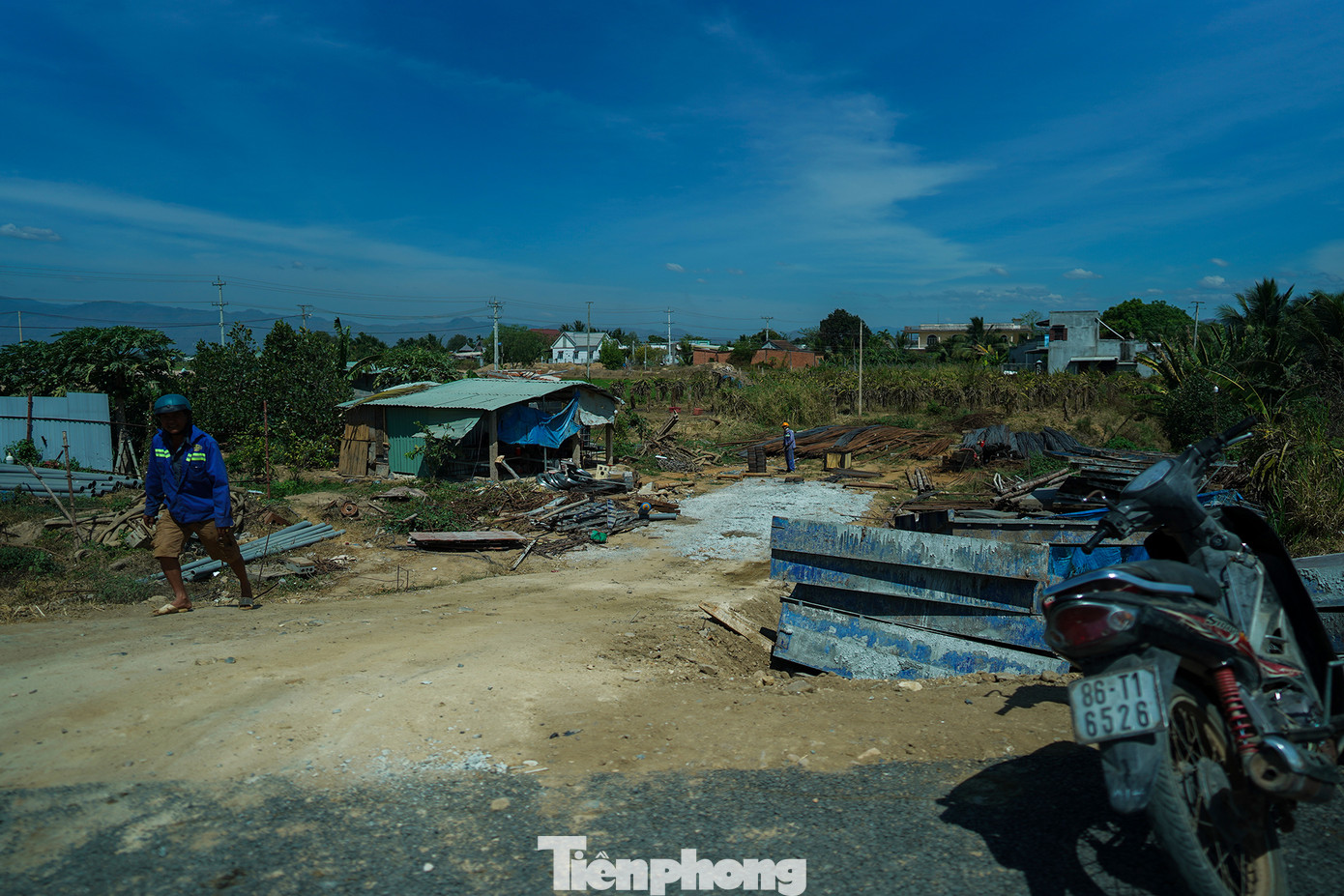 Nhiều lán trại, vật liệu xây dựng được các nhà thầu bố trí sát công trình để tiện thi công.