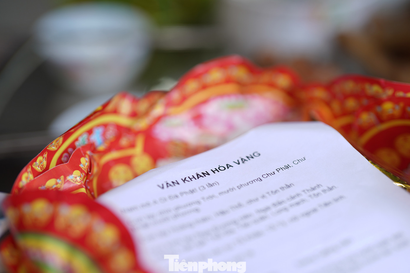 Theo truyền thống xưa, từ ngày 29-30 Tết, các gia đình Việt đã làm lễ cúng mời Tổ tiên về sum họp trong 3 ngày Tết. Trong những ngày Tết, các bậc gia thần, tổ tiên luôn ngự trên bàn thờ. Do vậy, đèn hương không bao giờ được tắt. Các đồ dâng cúng như hoa quả, mâm ngũ quả và bánh kẹo phải đợi đến “ngày hóa vàng” mới được hạ xuống.