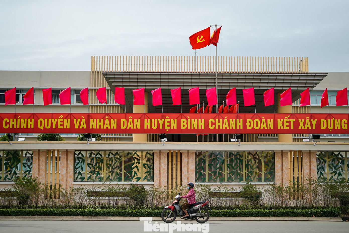 Chương trình xây dựng nông thôn mới của huyện ngoại thành Bình Chánh đạt được nhiều thành tựu nổi bật. Trong đó, Chương trình xây dựng nông thôn mới của huyện đã thu hút và huy động nguồn lực của toàn xã hội; hạ tầng giao thông nông thôn được phát triển với 1.311 tuyến đường với chiều dài 1.696 km. Các tuyến đường cơ bản được nhựa hóa hoặc bê tông xi măng hóa. Toàn huyện không còn hộ nghèo có thu nhập từ 21 triệu đồng/người/năm trở xuống;…