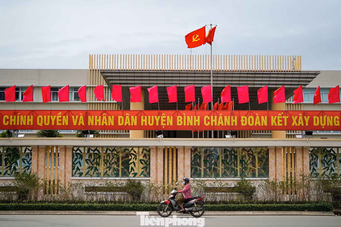 Chương trình xây dựng nông thôn mới của huyện ngoại thành Bình Chánh đạt được nhiều thành tựu nổi bật. Trong đó, Chương trình xây dựng nông thôn mới của huyện đã thu hút và huy động nguồn lực của toàn xã hội; hạ tầng giao thông nông thôn được phát triển với 1.311 tuyến đường với chiều dài 1.696 km. Các tuyến đường cơ bản được nhựa hóa hoặc bê tông xi măng hóa. Toàn huyện không còn hộ nghèo có thu nhập từ 21 triệu đồng/người/năm trở xuống;…