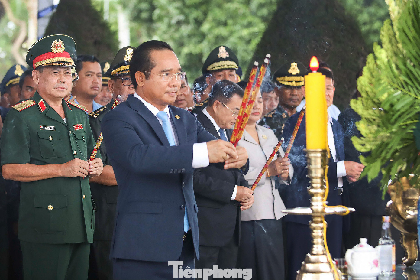 Ông Nguyễn Văn Được, Bí thư Tỉnh uỷ Long An thắp hương truy điệu các liệt sĩ tại Nghĩa trang liệt sĩ huyện Vĩnh Hưng - Tân Hưng.