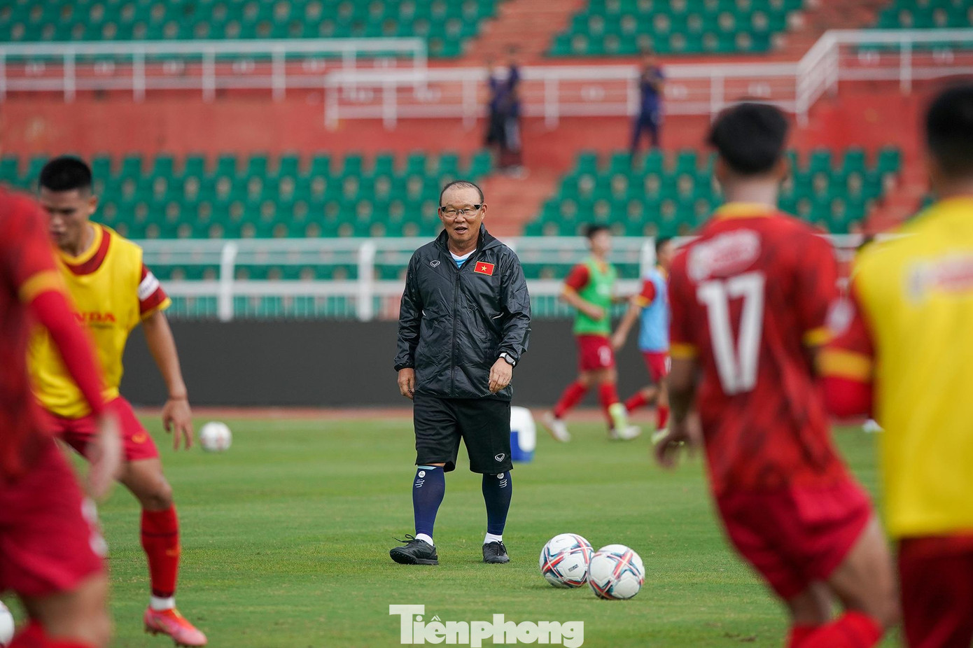 &quot;Đợt này tôi gọi 32 cầu thủ, nhưng vắng Hoàng Đức vì chấn thương nên không tham dự. Có 6 cầu thủ lần đầu được triệu tập, chúng ta cũng biết có gần 10 cầu thủ dưới U23, 2/3 cầu thủ gọi lần này đều tầm cầu thủ tuyển quốc gia. Thành phần còn lại có khả năng dự bị cho nhóm trên. Nhóm 3 các cầu thủ trẻ có thể cạnh tranh với nhóm dự bị nhằm có thể làm nền cho các cầu thủ chủ chốt&quot;, HLV Park Hang-seo phân tích.