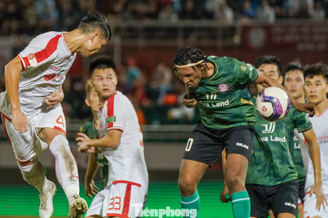 Tình huống gây tranh cãi hiếm hoi giữa hiệp 2 khi cầu thủ Bùi Tiến Dũng đánh đầu trong vòng cấm và cho rằng bóng chạm tay một ngoại binh của TPHCM. Tình huống gây tranh cãi hiếm hoi giữa hiệp 2 khi cầu thủ Bùi Tiến Dũng đánh đầu trong vòng cấm và cho rằng bóng chạm tay một ngoại binh của TPHCM.