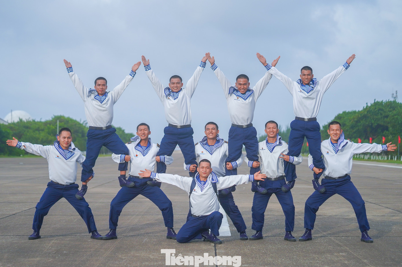 Các thành viên trong đoàn công tác cũng tranh thủ lưu lại khoảnh khắc ý nghĩa với các chiến sĩ Trường Sa. Các thành viên trong đoàn công tác cũng tranh thủ lưu lại khoảnh khắc ý nghĩa với các chiến sĩ Trường Sa.