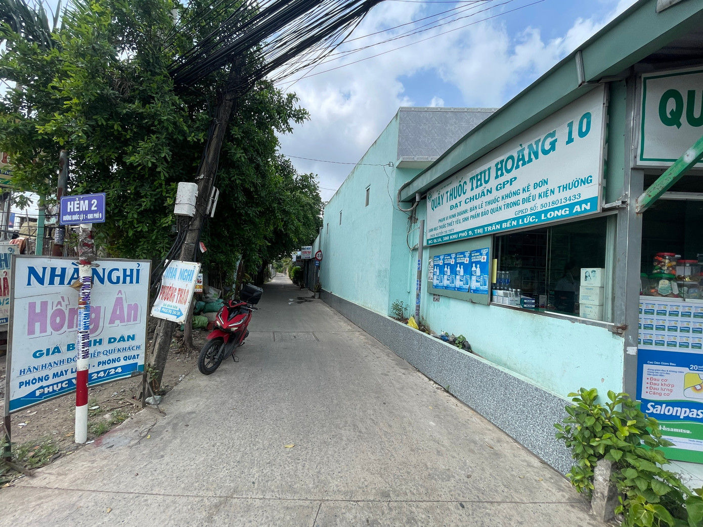 Con đường Hẻm 2 cấm tải 2,5 tấn dẫn vào khu di tích lò gạch Võ Công Tồn, nối ra Quốc lộ 1. Con đường Hẻm 2 cấm tải 2,5 tấn dẫn vào khu di tích lò gạch Võ Công Tồn, nối ra Quốc lộ 1.