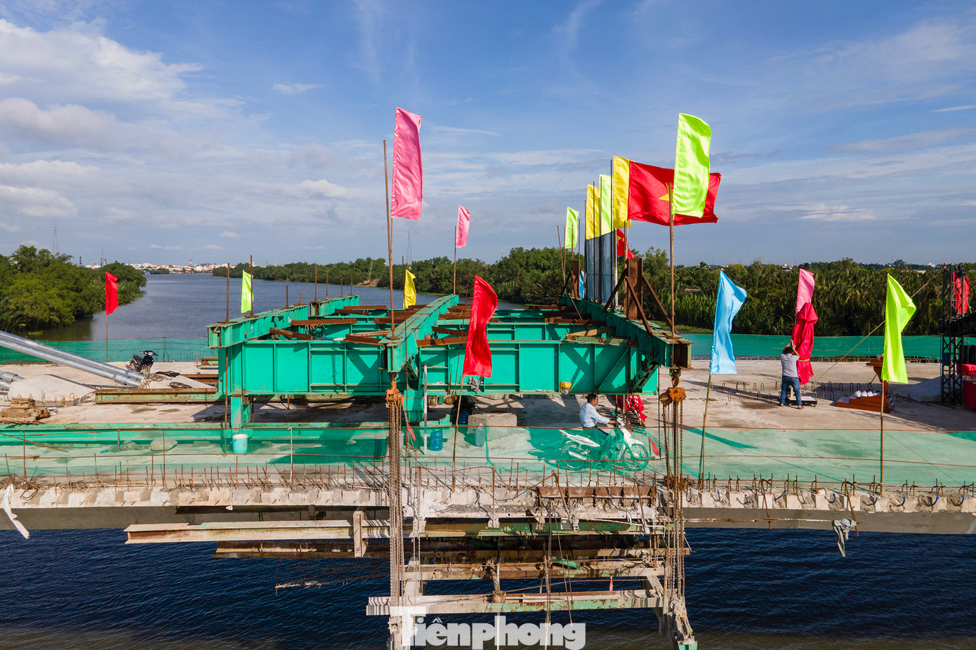 Với vai trò kết nối giao thương, cầu bắc qua sông Vàm Cỏ tây sẽ góp phần phát triển kinh tế-xã hội của khu vực, cải thiện và hình thành bộ mặt Đô thị thành phố Tân An văn minh, hiện đại; giảm bớt áp lực giao thông trên các tuyến Quốc lộ 1, tuyến tránh Quốc lộ 1 và trục đường Hùng Vương, giảm thiểu tai nạn giao thông. Dự án được hợp long sau hơn 20 tháng thi công, dự kiến sẽ thông xe kỹ thuật trong tháng 11/2023. Với vai trò kết nối giao thương, cầu bắc qua sông Vàm Cỏ tây sẽ góp phần phát triển kinh tế-xã hội của khu vực, cải thiện và hình thành bộ mặt Đô thị thành phố Tân An văn minh, hiện đại; giảm bớt áp lực giao thông trên các tuyến Quốc lộ 1, tuyến tránh Quốc lộ 1 và trục đường Hùng Vương, giảm thiểu tai nạn giao thông. Dự án được hợp long sau hơn 20 tháng thi công, dự kiến sẽ thông xe kỹ thuật trong tháng 11/2023.