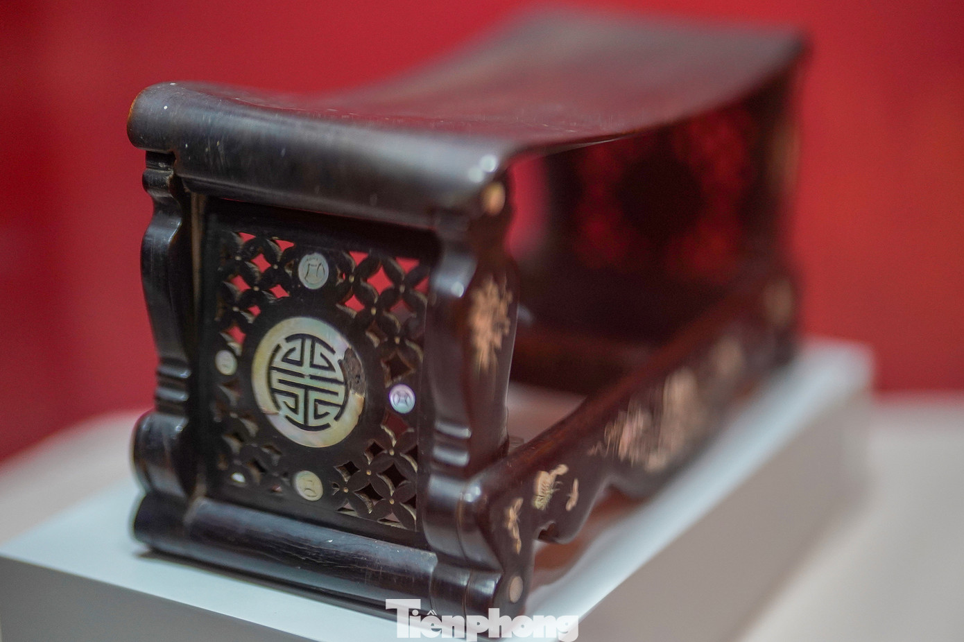 Chiếc gối kê đầu thời Nguyễn khá bắt mắt, kiểu dáng có thể nói là đi cùng năm tháng. 150 hiện vật trong “Sắc mộc - Nghệ thuật điêu khắc gỗ thời Nguyễn” không chỉ hoàn hảo mà còn thể hiện rõ những câu chuyện lịch lý thú, những tư tưởng thẩm mỹ của thời đại, phản ánh rõ tay nghề và sự tỉ mẩn của nghệ nhân xưa.